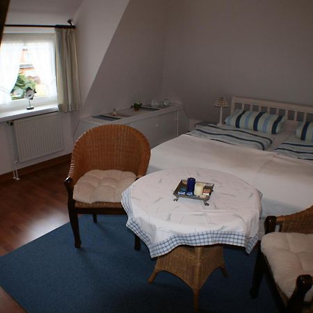 Ferienwohnungen Im Hotel Garni Zur Post Utersum Habitación foto